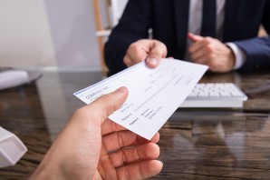 Remise d’un chèque au salarié